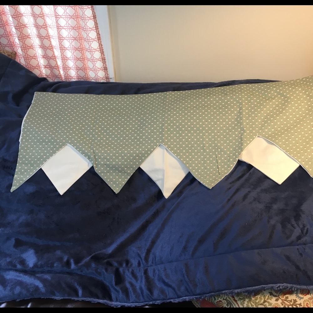 Country Curtain valance. Rod pocket, sage/off wht